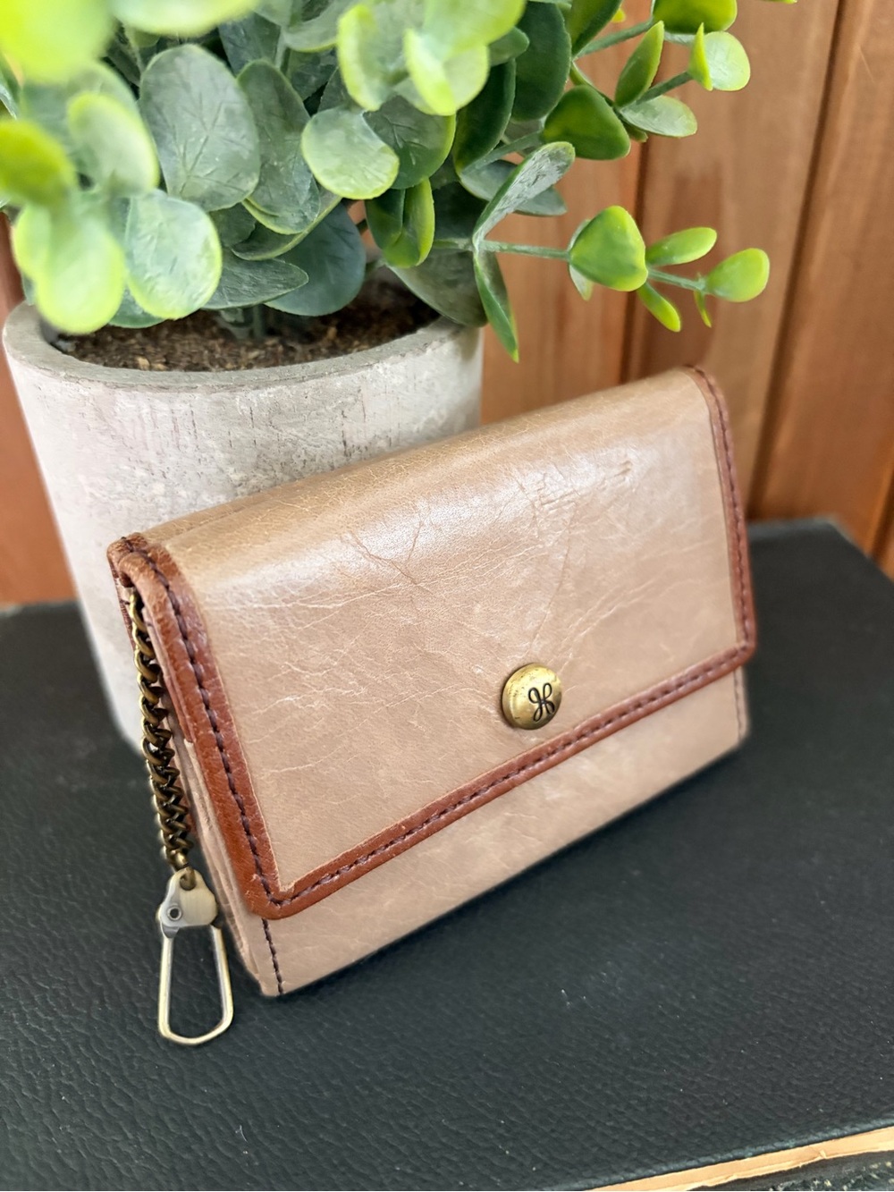 HOBO  Leather Trifold Coin Purse w/Key Chain Clip, Floral Interior EUC